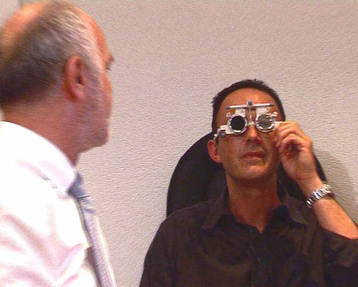 Dr. Hafezi lässt seine Augen vom Kollegen, der die Operation durchführen wird, genau untersuchen.