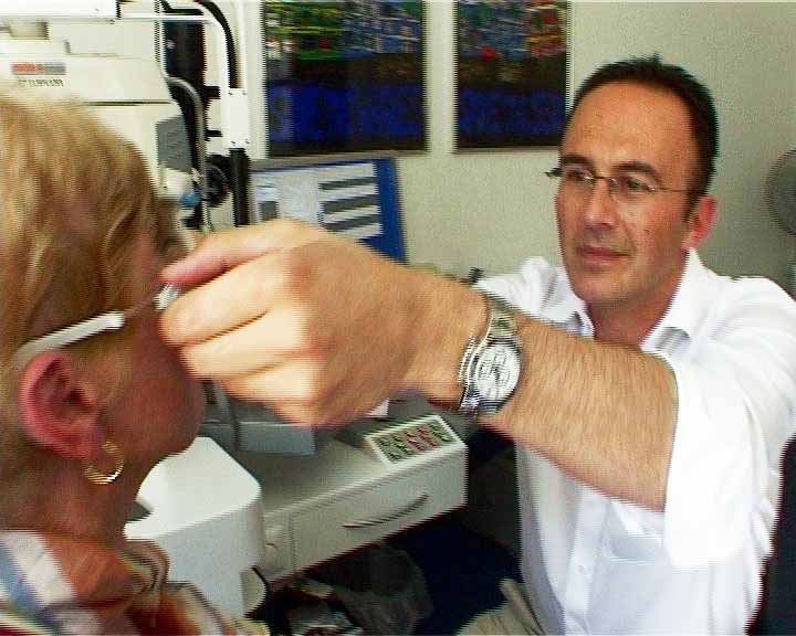 Laserspezialist Dr. Farhad Hafezi untersucht eine Patientin. Noch trägt er eine Brille.